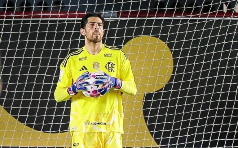 Goleiro Rossi é alvo de críticas após empate do Flamengo na Vila Belmiro