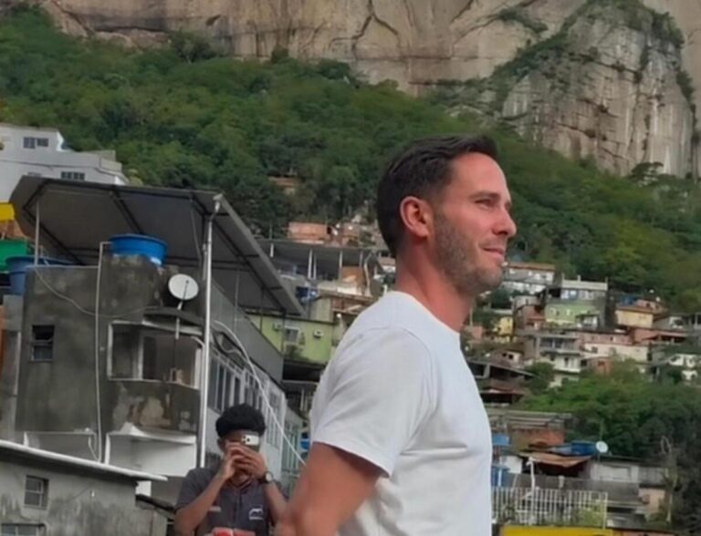 Saúl Ñíguez visita a Rocinha e gera risadas com sua playlist de funk